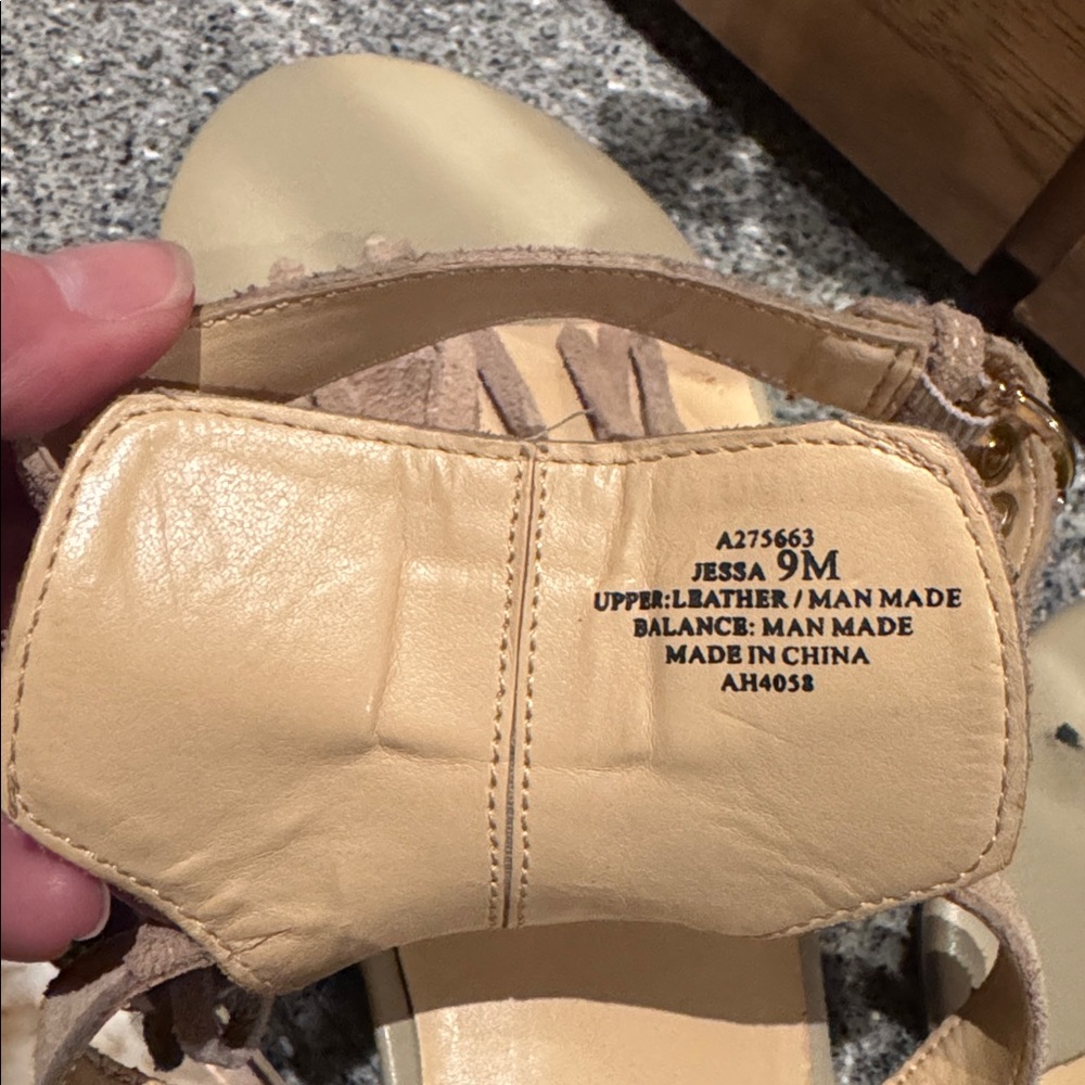 Wonder Jessa leather Fringe Tan Sandals with gold buckles - Picture 3 of 6